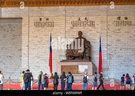 Statue de Chiang Kai-shek dans la chambre principale, à l'intérieur de la National Taiwan Democracy Memorial Hall ( National Chiang Kai-shek Memorial Hall, Taipei ) Banque D'Images