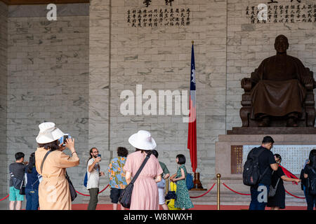 Statue de Chiang Kai-shek dans la chambre principale, à l'intérieur de la National Taiwan Democracy Memorial Hall ( National Chiang Kai-shek Memorial Hall, Taipei ) Banque D'Images