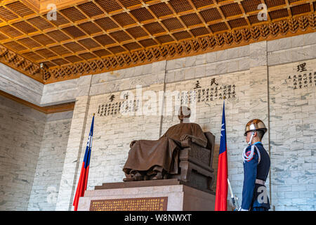 Statue de Chiang Kai-shek dans la chambre principale, à l'intérieur de la National Taiwan Democracy Memorial Hall ( National Chiang Kai-shek Memorial Hall, Taipei ) Banque D'Images