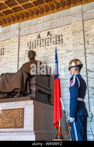 Statue de Chiang Kai-shek dans la chambre principale, à l'intérieur de la National Taiwan Democracy Memorial Hall ( National Chiang Kai-shek Memorial Hall, Taipei ) Banque D'Images