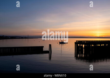 WA17279-00...WASHINGTON - Lever du soleil sur la baie de Port Townsend avec mont Baker dans la distance. Banque D'Images