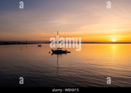 WA17280-00...WASHINGTON - Lever du soleil sur la baie de Port Townsend avec mont Baker dans la distance. Banque D'Images