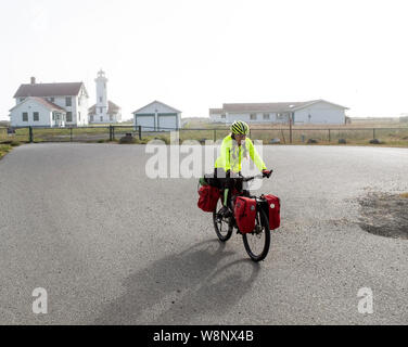 WA17285-00...WASHINGTON - cyclo-touriste de Vicky ressort au Point Wilson Phare à Fort Warden State Park, Port Townsend. Banque D'Images