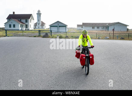 WA17286-00...WASHINGTON - cyclo-touriste de Vicky ressort au Point Wilson Phare à Fort Warden State Park, Port Townsend. (MR N° S1) Banque D'Images