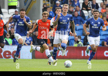 Cardiff, Royaume-Uni. 10 août, 2019. Callum McManaman de Luton Town pendant le match de championnat EFL Sky Bet entre Cardiff City et Luton Town à la Cardiff City Stadium, Cardiff, Pays de Galles le 10 août 2019. Photo par Dave Peters. Usage éditorial uniquement, licence requise pour un usage commercial. Aucune utilisation de pari, de jeux ou d'un seul club/ligue/dvd publications. Credit : UK Sports Photos Ltd/Alamy Live News Banque D'Images