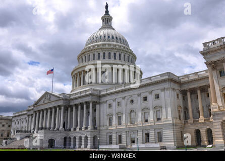 À l'est vue de face du Capitole des États-Unis. Siège du gouvernement fédéral, situé sur la Colline parlementaire à Washington, D.C. Banque D'Images