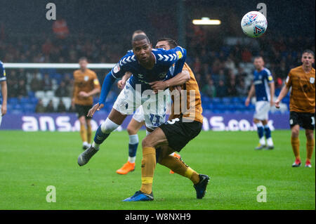 Oldham, UK. 10 août, 2019. L'Oldham Athletic Chris Missilou est abordé par Crewe Alexandra, pendant le ciel Harry Pickering Ligue 2 pari entre match et Oldham Athletic Crewe Alexandra à Boundary Park, Oldham le samedi 10 août 2019. (Crédit : Ian Charles | MI News) usage éditorial uniquement, licence requise pour un usage commercial. Photographie peut uniquement être utilisé pour les journaux et/ou magazines des fins éditoriales Crédit : MI News & Sport /Alamy Live News Banque D'Images