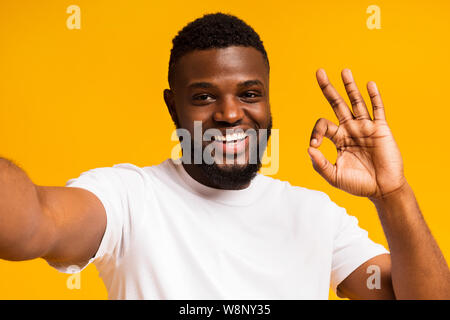 Homme africain de décisions et selfies montrant ok sign at camera Banque D'Images