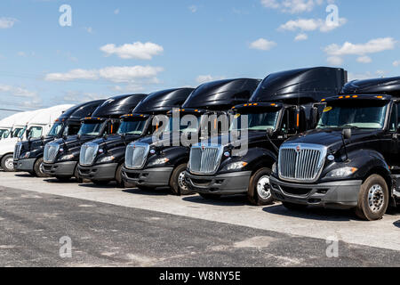 Ft. Wayne - Circa 2019 Août : semi remorque tracteur International Trucks alignés pour la vente. International est administré par Navistar VIII Banque D'Images