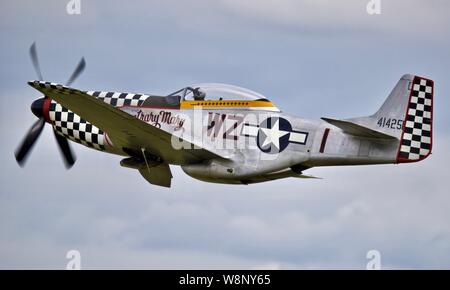 North American TF51D Coupe 'contraire Mary' (G-L À TFSI) volant à la 2019 Flying Legends Airshow Banque D'Images