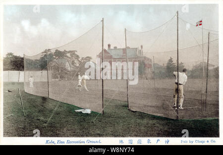 [ 1910 Japon - Club pour les résidents étrangers, Kobe ] - les résidents étrangers à jouer au cricket à l'East Recreation Ground (神戸東遊園地 Yuenchi, l'actuel parc Higashi) à Kobe, Hyogo Prefecture. Le bâtiment en briques à l'arrière-plan est le Club de Kobe ( 神戸外人クラブ), un club d'élite pour les résidents étrangers. Le club a été lancé en 1890 (23) et Meiji conçu par l'architecte britannique Alexander Nelson (アレクサンダー・ネルソン Hansell・ハンセル, 1857-1940). Le drapeau de la Régate de Kobe et Athletic Club (CRAC) peut être vue sur la droite. 20e siècle vintage carte postale. Banque D'Images