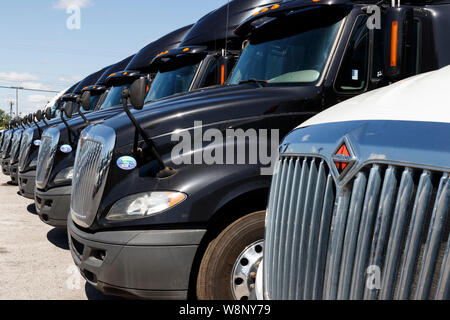 Ft. Wayne - Circa 2019 Août : semi remorque tracteur International Trucks alignés pour la vente. International est administré par Navistar IX Banque D'Images