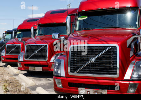 Ft. Wayne - Circa 2019 Août : semi remorque Tracteur Volvo Trucks alignés pour la vente. Volvo est l'un des plus grands fabricants de camions VI Banque D'Images