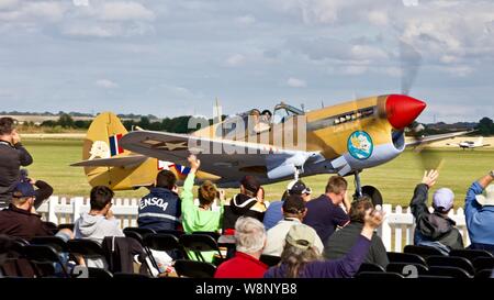 Curtiss-Wright Warhawk P40F (G-CGZP) taxiing passé spectateurs aux 2019 Flying Legends Airshow à l'Imperial War Museum, Duxford Banque D'Images