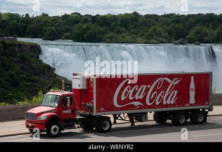 Camion Coca-Cola stationné en face de Niagara Falls, Canada Banque D'Images
