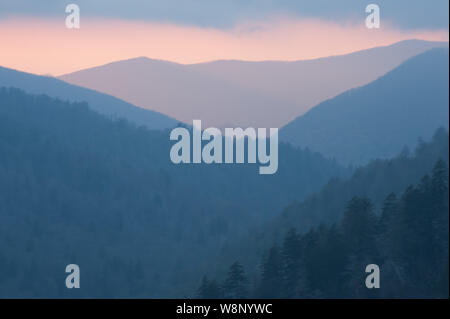 Oconoluftee est lue à une vue sur le coucher du soleil coloré soirée sur le Great Smoky Mountain National Park dans Townsend, TN. Banque D'Images