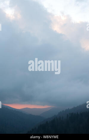 Oconoluftee est lue à une vue sur le coucher du soleil coloré soirée sur le Great Smoky Mountain National Park dans Townsend, TN. Banque D'Images