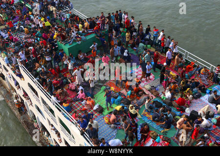 Passagers voyagent sur les lancements, laissant à leur ville d'origine pour l'Eid ul-Adha festival.Les musulmans du monde entier célèbrent l'Aïd al-Adha, la fête du sacrifice, qui marque la fin du Hajj pèlerinage à La Mecque et commémore le Prophète Abraham est prêt à sacrifier son fils pour montrer l'obéissance à Allah. Banque D'Images