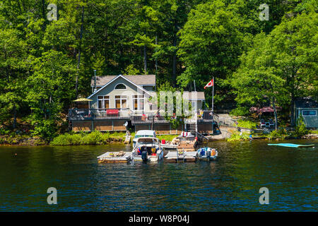 La vie sur les îles, sur les petites îles pittoresques cottages sont construits pour vous détendre au bord de l'eau. Près de la maison il y a un bateau ou avion Banque D'Images