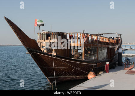 Bateau de croisière amarré dans le Golfe Persique Banque D'Images