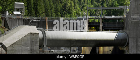 Sur le réservoir hydroélectrique North Umpqua River dans l'Umpqua National Forest, à Soda Springs dans la gamme des Cascades, de l'Oregon. Vue sur le barrage. Banque D'Images