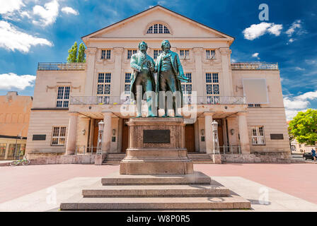 Théâtre National allemand avec Goethe et Schiller à Weimar Monument, Thuringe, Allemagne Banque D'Images