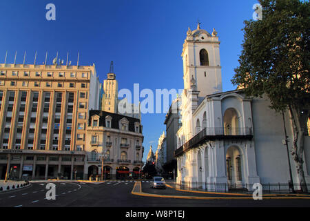 Le Cabildo, vu sur la droite, est l'un des monuments les plus importants situé sur la Plaza de Mayo à Buenos Aires, en Argentine Banque D'Images