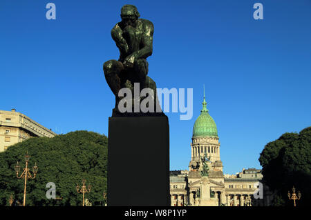 Le Penseur, d'Auguste Rodin, est une sculpture située sur la Plaza Mariano Moreno dans le sud-américain de la ville de Buenos Aires en Argentine Banque D'Images