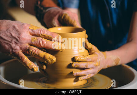 Atelier de poterie. Grand-père-fille enseigne la poterie. Modelage Banque D'Images