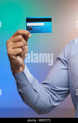Businessman montrant une carte de crédit Banque D'Images