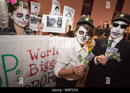 Le British Museum, Londres, Royaume-Uni. 30 octobre, 2015. Jusqu'à 50 activistes britanniques et mexicains se sont associés pour monter une protestation à l'occasion de performances Banque D'Images