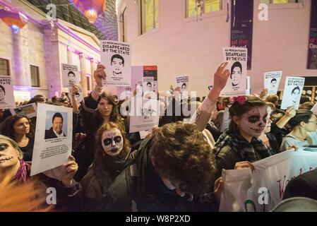 Le British Museum, Londres, Royaume-Uni. 30 octobre, 2015. Jusqu'à 50 activistes britanniques et mexicains se sont associés pour monter une protestation à l'occasion de performances Banque D'Images