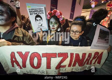 Le British Museum, Londres, Royaume-Uni. 30 octobre, 2015. Jusqu'à 50 activistes britanniques et mexicains se sont associés pour monter une protestation à l'occasion de performances Banque D'Images