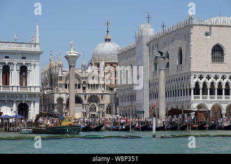 18 juin 2019, l'Italie, Venise : à côté du palais des Doges (Palazzo Ducale), r) sur la Place Saint Marc (Piazza di San Marco) est la Cathédrale (M, la basilique San Marco). Au milieu du paysage il y a deux colonnes avec le lion de Mark et Todoro sur crocodile (l), dédié à la ville saints Marco et Theodorus. Photo : Soeren Stache/dpa-Zentralbild/ZB Banque D'Images