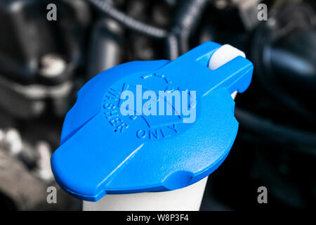 Essuie-voiture jet de nettoyage réservoir d'eau du vase bleu moteur de voiture dans l'espace. Esthétique auto. Voiture à l'intérieur. Installé sous le capot avant nea Banque D'Images