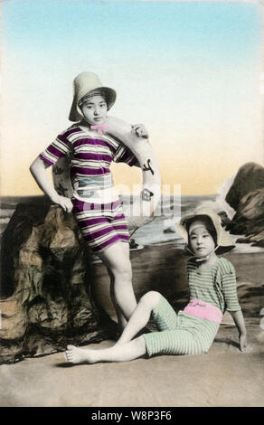 [ 1910 Japon - les femmes japonaises en maillot de bain ] - Un studio photo de trois jeunes femmes portant des chapeaux japonais moderne posant en maillots de bain. Des modèles pour ces genre de photos étaient presque toujours geisha. 20e siècle vintage carte postale. Banque D'Images