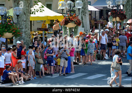 La foule de supporters dans les rues d'Anduze répandre le passage de la caravane du Tour de France Banque D'Images