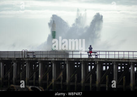 Storm crée de grandes vagues que smash dans le port d'Aberystwyth, Ceredigion, pays de Galles , au Pays de Galles. Banque D'Images