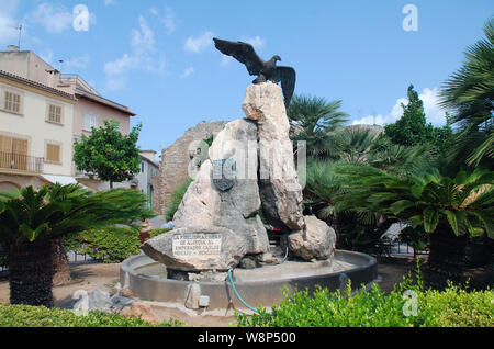 La sculpture de l'aigle romaine dans la Placa Carles V à Alcudia sur l'île espagnole de Majorque. Banque D'Images