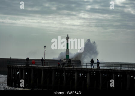 Storm crée de grandes vagues que smash dans le port d'Aberystwyth, Ceredigion, pays de Galles , au Pays de Galles. Banque D'Images