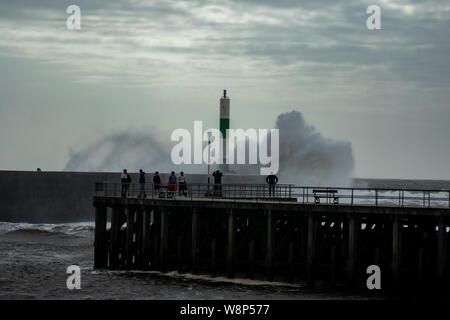 Storm crée de grandes vagues que smash dans le port d'Aberystwyth, Ceredigion, pays de Galles , au Pays de Galles. Banque D'Images