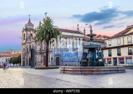 Vue sur la Praça de Gomes Teixeira (Gomes Teixeira square) avec Fonte dos Leões (fontaine aux Lions) et Igreja do Carmo Carmo (église) à l'arrière-plan, à Banque D'Images