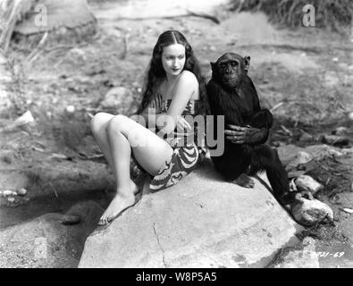 DOROTHY LAMOUR comme Tura avec JIGGS le chimpanzé comme Gaga dans sa jungle LOVE 1938 réalisateur George Archainbaud Costumes Edith Head Paramount Pictures Banque D'Images