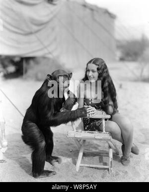 DOROTHY LAMOUR comme Tura avec JIGGS le chimpanzé comme Gaga sur-set location tournage candide à Palm Springs pour son amour de la jungle 1938 réalisateur George Archainbaud Costumes Edith Head Paramount Pictures Banque D'Images