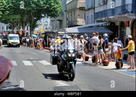 La foule de supporters dans les rues d'Anduze répandre le passage de la caravane du Tour de France Banque D'Images