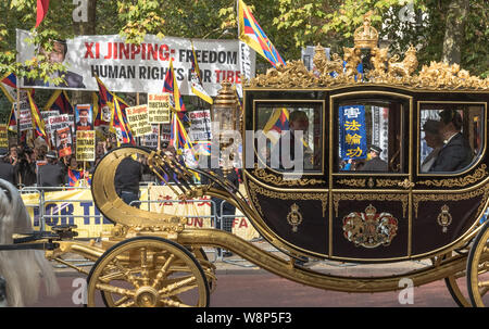 Le Mall, Londres, Royaume-Uni. 20 octobre, 2015. Le président chinois Xi Jinping en collaboration avec la reine ride des manifestants chinois comme ils font leurs wa Banque D'Images