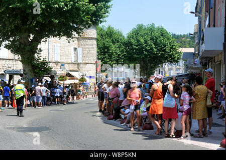 La foule de supporters dans les rues d'Anduze répandre le passage de la caravane du Tour de France Banque D'Images