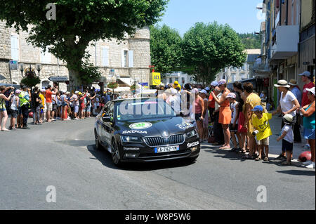 La foule de supporters dans les rues d'Anduze répandre le passage de la caravane du Tour de France Banque D'Images