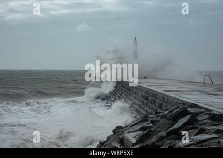 Storm crée de grandes vagues que smash dans le port d'Aberystwyth, Ceredigion, pays de Galles , au Pays de Galles. Banque D'Images