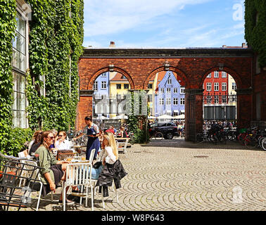 Copenhague, Danemark - 16 juin, 2019 personnes se détendre au soleil à la cafétéria dans la cour du palais de Charlottenborg en vue de Nyhavn Banque D'Images